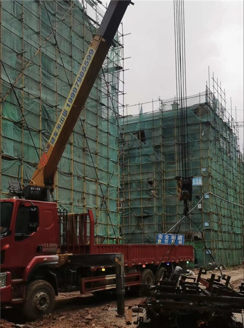 德格县“慢工细活”—— 吊车的 “微动控制” 技术